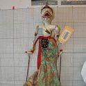 TF003891-1a Asien Indonesien,Figur,Holz-Textil,Fritz Fey,2010 